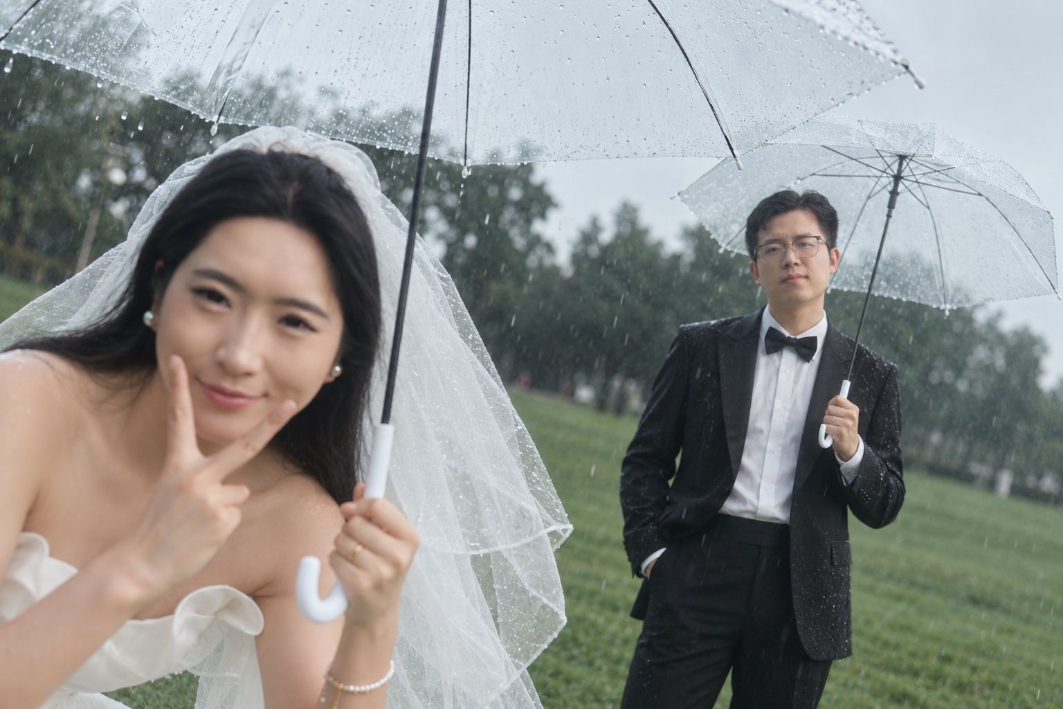 雨中举着透明雨伞的俏皮合影
